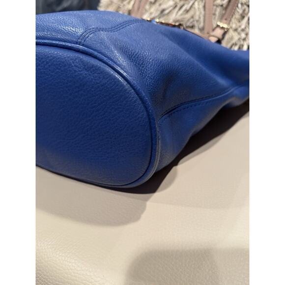 Michael Kors Women Jet Set in Blue Saffiano Leather Zip Tote Bag with Logo Charm - Picture 2 of 5